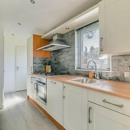 4-pers. Chalet Met Eigen Parkeerplaats In Veluwe شاليه بوتِنْ